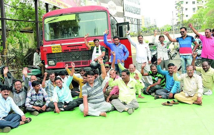 Due to ST Strike passenger got in hardships | एसटीच्या संपामुळे प्रवाशांचे हाल Due to ST Strike passenger got in hardships | एसटीच्या संपामुळे प्रवाशांचे हाल