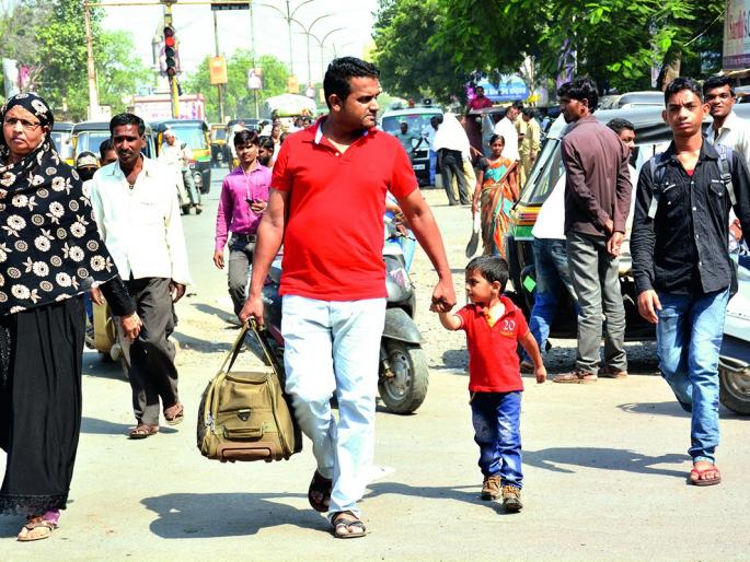 Passengers' arrival due to strike; Loot of millions! | संपामुळे प्रवाशांचे हाल; लाखोंची लूट! Passengers' arrival due to strike; Loot of millions! | संपामुळे प्रवाशांचे हाल; लाखोंची लूट!