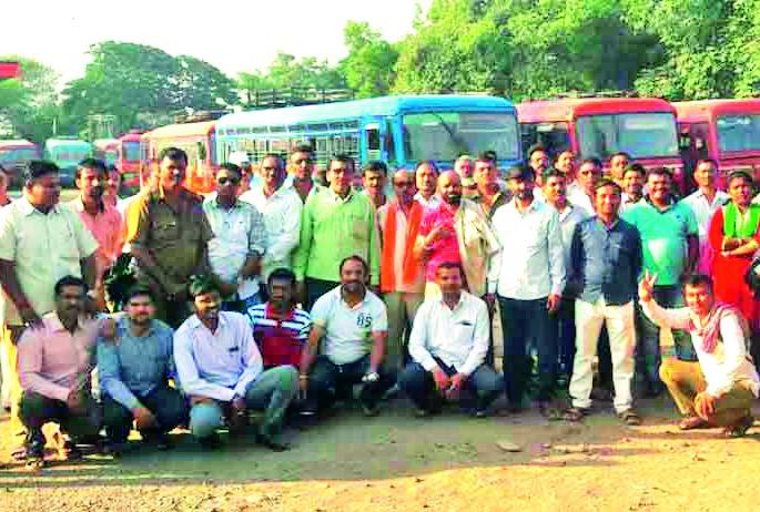 Due to the bus stop due to bus accident in Diwali | ऐन दिवाळीत एसटी बस बंदमुळे प्रवाशांचे हाल! Due to the bus stop due to bus accident in Diwali | ऐन दिवाळीत एसटी बस बंदमुळे प्रवाशांचे हाल!
