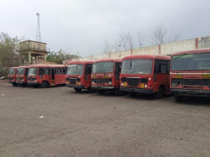 Employees strike more than 10 thousand works jobs are in danger anil parab court | कर्मचारी संप : दहा हजार एसटी कर्मचाऱ्यांवर बेरोजगारीची टांगती तलवार Employees strike more than 10 thousand works jobs are in danger anil parab court | कर्मचारी संप : दहा हजार एसटी कर्मचाऱ्यांवर बेरोजगारीची टांगती तलवार