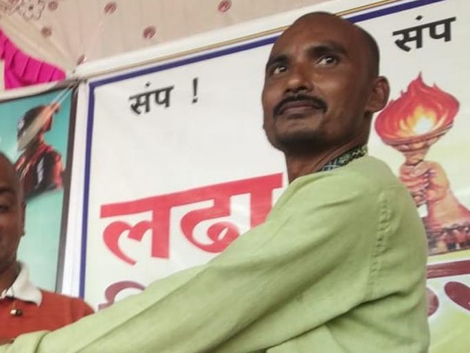 ST employee commits suicide by jumping under running car | एसटी कर्मचाऱ्याची धावत्या कारखाली उडी घेऊन आत्महत्या ST employee commits suicide by jumping under running car | एसटी कर्मचाऱ्याची धावत्या कारखाली उडी घेऊन आत्महत्या