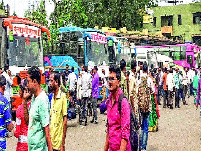 Passenger trains in the ST station, committing mischief of passengers, shutting down of rest rooms, on driver-carrier road | एसटी स्थानकात प्रवासी गाड्या, प्रवाशांची पिळवणूक सुरूच, रेस्ट रूम बंद केल्याने चालक-वाहक रस्त्यावर  Passenger trains in the ST station, committing mischief of passengers, shutting down of rest rooms, on driver-carrier road | एसटी स्थानकात प्रवासी गाड्या, प्रवाशांची पिळवणूक सुरूच, रेस्ट रूम बंद केल्याने चालक-वाहक रस्त्यावर
