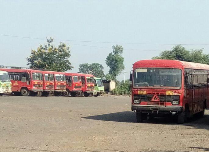 Bus traffic jam due to ST collisions | तेल्हारा : एसटीच्या संपामुळे बस वाहतूक ठप्प Bus traffic jam due to ST collisions | तेल्हारा : एसटीच्या संपामुळे बस वाहतूक ठप्प