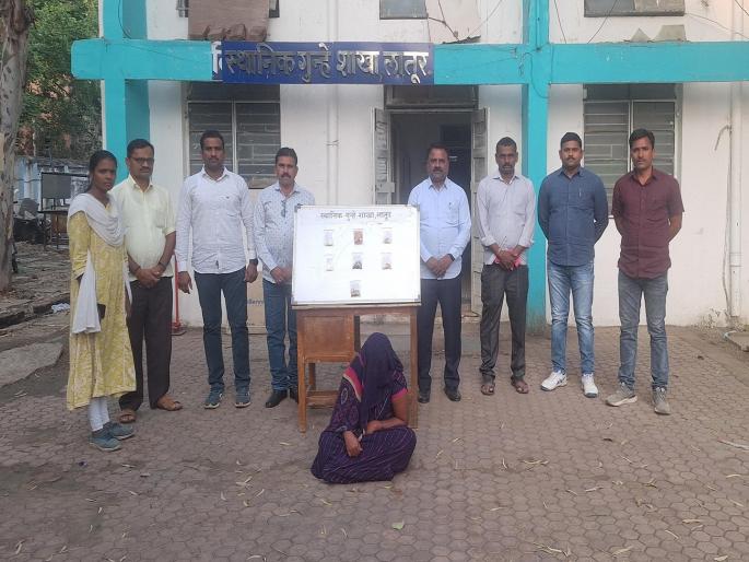 Woman arrested for stealing jewelry on bus ride | बस प्रवासामध्ये दागिने चाेरणाऱ्या महिलेला अटक Woman arrested for stealing jewelry on bus ride | बस प्रवासामध्ये दागिने चाेरणाऱ्या महिलेला अटक