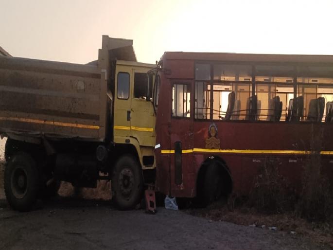 A dumper with a failed brake in Kas-Bamanoli, Satara district hit an ST from the front and sent it flying for two hundred feet | Satara: ब्रेक फेल डंपरने एसटीला २०० फूट नेले फरपटत, नवले पुलावरील दुर्घटनेची पुनरावृत्ती टळली