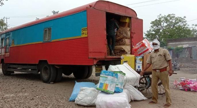 Delivery of freight from ST | ‘एसटी’मधून मालवाहतुकीचा श्रीगणेशा Delivery of freight from ST | ‘एसटी’मधून मालवाहतुकीचा श्रीगणेशा