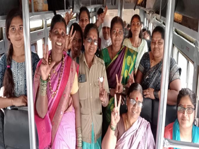 2900 women in Sangli full travel in half ticket, A large crowd of women at the bus station | सांगलीत पहिल्याच दिवशी २९०० महिलांचा अर्ध्या तिकिटात फुल्ल प्रवास, बसस्थानकात महिलांची मोठी गर्दी 2900 women in Sangli full travel in half ticket, A large crowd of women at the bus station | सांगलीत पहिल्याच दिवशी २९०० महिलांचा अर्ध्या तिकिटात फुल्ल प्रवास, बसस्थानकात महिलांची मोठी गर्दी