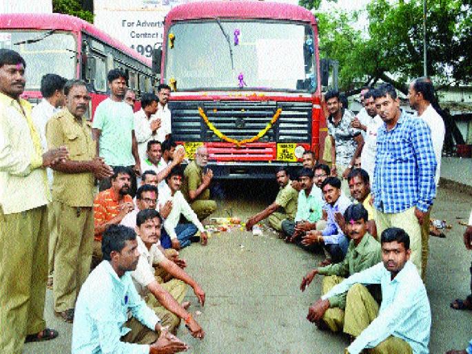  Due to the ST strike, the huge number of passenger traffic, theft by private vehicles, and the Diwali of Chakarmani Haraan | एसटी संपामुळे प्रवाशांचे प्रचंड हाल, खासगी वाहनांकडून पिळवणूक, ऐन दिवाळीत चाकरमानी हैराण
