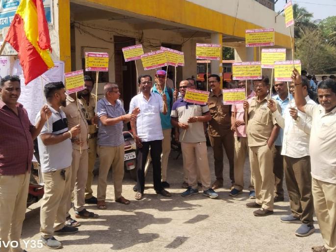 ST workers protest at Kankavli bus stand Draw attention to pending demands | कणकवली बसस्थानकात एसटी कामगारांची निदर्शने; प्रलंबित मागण्यांकडे वेधले लक्ष ST workers protest at Kankavli bus stand Draw attention to pending demands | कणकवली बसस्थानकात एसटी कामगारांची निदर्शने; प्रलंबित मागण्यांकडे वेधले लक्ष
