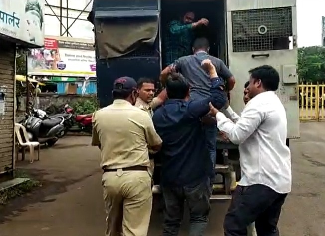 Jalasamadhi agitation ST workers arrested by police in Kolhapur | जलसमाधी आंदोलन : कोल्हापुरात एसटी कर्मचाऱ्यांना पोलिसांनी घेतले ताब्यात