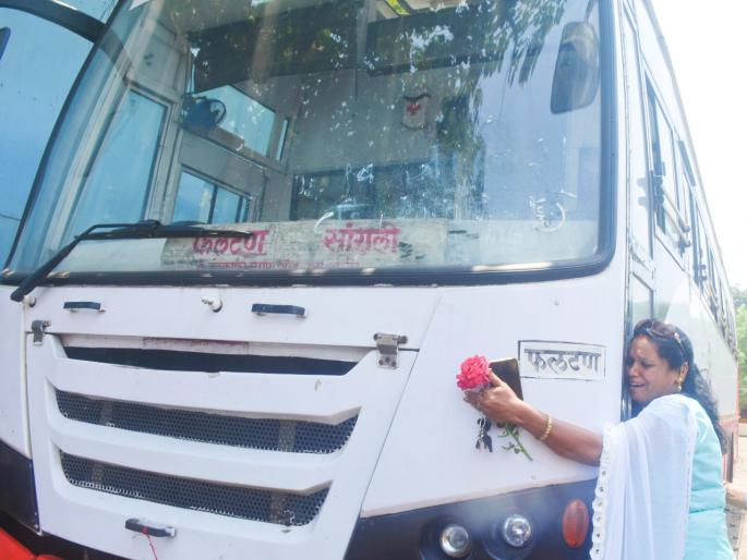 ST workers returning to work became emotional Tears of happiness st woman workers sangli emotional story | कामावर परतलेले एसटी कर्मचारी झाले भावूक; महिलांना आनंदाश्रू अनावर ST workers returning to work became emotional Tears of happiness st woman workers sangli emotional story | कामावर परतलेले एसटी कर्मचारी झाले भावूक; महिलांना आनंदाश्रू अनावर