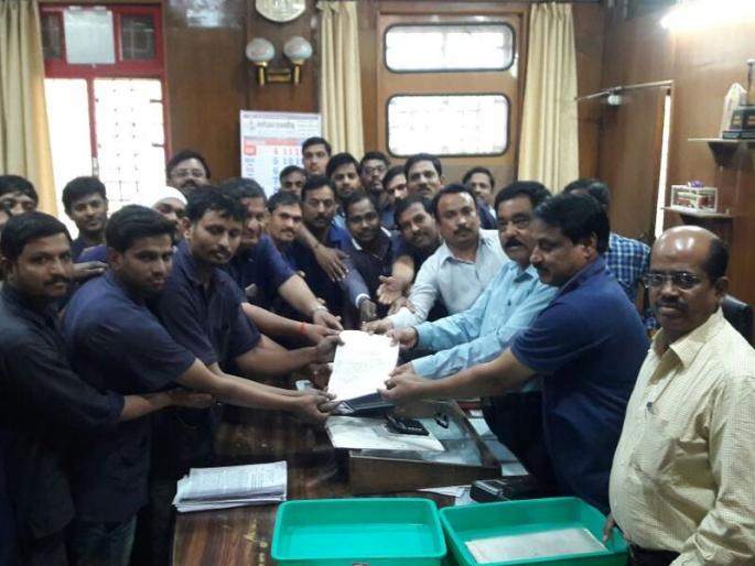 110 ST volunteers asked for voluntary death | ११० एसटी कर्मचाऱ्यांनी मागितले स्वेच्छा मरण