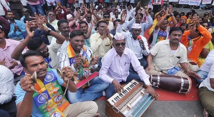 Action against more than 30 ST employees in Kolhapur district | ST Strike : कोल्हापूर जिल्ह्यातील ३८ एसटी कर्मचारी निलंबित Action against more than 30 ST employees in Kolhapur district | ST Strike : कोल्हापूर जिल्ह्यातील ३८ एसटी कर्मचारी निलंबित