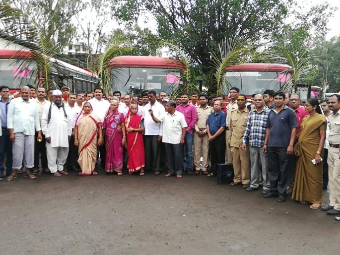 Allocation of STR to Warakaris, Unique Activities in Kolhapur Division | वारकऱ्यांना एस.टीतर्फे फराळाचे वाटप, कोल्हापूर विभागातील अनोखा उपक्रम Allocation of STR to Warakaris, Unique Activities in Kolhapur Division | वारकऱ्यांना एस.टीतर्फे फराळाचे वाटप, कोल्हापूर विभागातील अनोखा उपक्रम