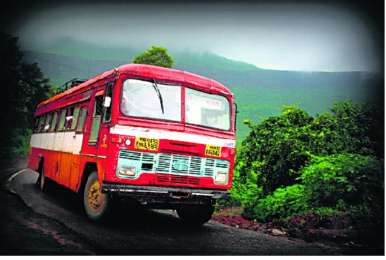 Carrier suspended for talking to media: S. T. Admin suppression | माध्यमांशी बोलल्याबद्दल वाहक निलंबित : एस. टी. प्रशासनाची दडपशाही Carrier suspended for talking to media: S. T. Admin suppression | माध्यमांशी बोलल्याबद्दल वाहक निलंबित : एस. टी. प्रशासनाची दडपशाही