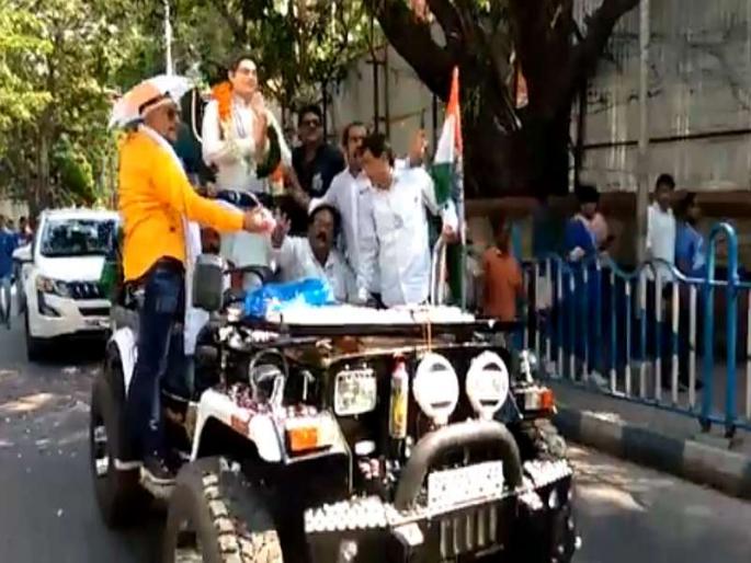 lok-sabha elections news, statue of abhishek banarjee mp of diamond harbor west bengal used for election campaigning | नेते घरात अन् कार्यकर्ते उन्हात, प्रचारासाठी उमेदवाराने चक्क पुतळाच फिरवला lok-sabha elections news, statue of abhishek banarjee mp of diamond harbor west bengal used for election campaigning | नेते घरात अन् कार्यकर्ते उन्हात, प्रचारासाठी उमेदवाराने चक्क पुतळाच फिरवला