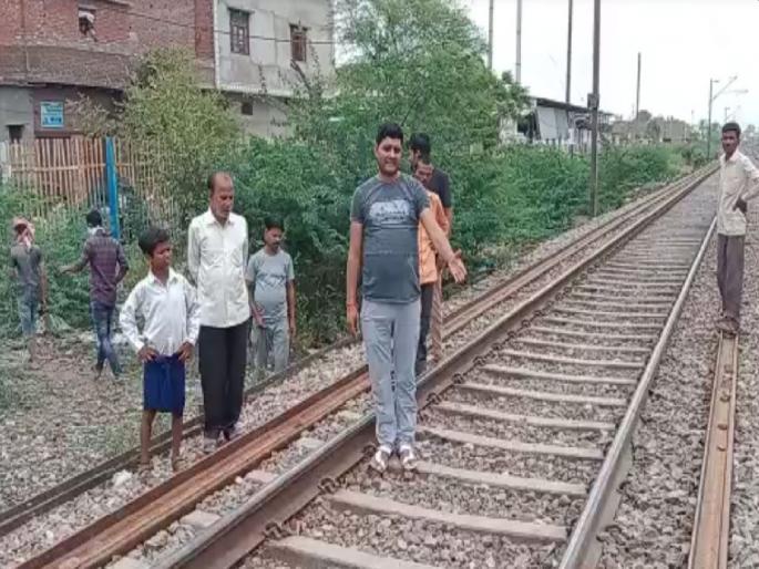 The taking selfie on the railway track 2 brothers Died in Train Accident at Firozabaad | ह्दयद्रावक! रेल्वे ट्रॅकवर सेल्फीचा नाद २ भावांसाठी जीवघेणा ठरला; दिव्यांग भावाचा पाय घसरला अन्... The taking selfie on the railway track 2 brothers Died in Train Accident at Firozabaad | ह्दयद्रावक! रेल्वे ट्रॅकवर सेल्फीचा नाद २ भावांसाठी जीवघेणा ठरला; दिव्यांग भावाचा पाय घसरला अन्...