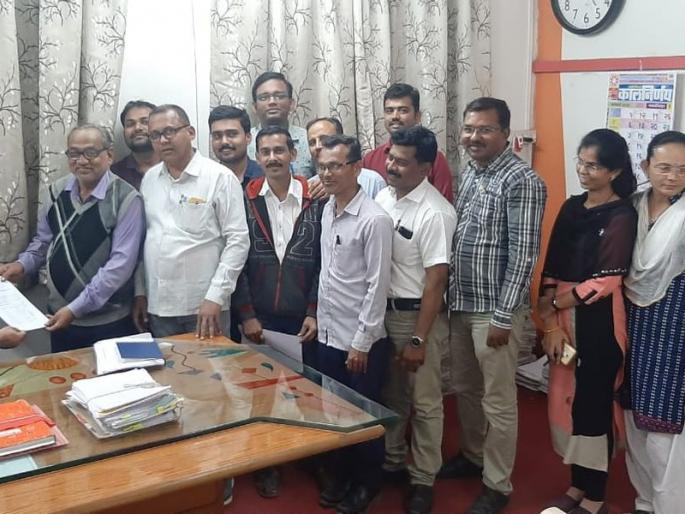 Staff unions: Vacation, Revenue, Panchayat Samiti works on schools in Jalgaon district | कर्मचारी संघटनांचा संप : जळगाव जिल्ह्यात शाळांना सुट्टी, महसूल, पंचायत समितीचे कामे ठप्प Staff unions: Vacation, Revenue, Panchayat Samiti works on schools in Jalgaon district | कर्मचारी संघटनांचा संप : जळगाव जिल्ह्यात शाळांना सुट्टी, महसूल, पंचायत समितीचे कामे ठप्प