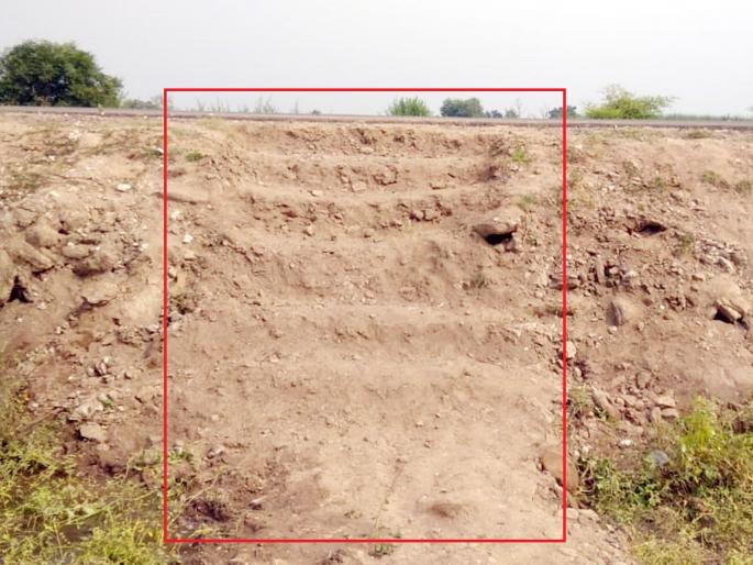 Steps provided for the Leader of the Opposition to inspect the field on the road ...! | बोलघेवडे सरकार अन् विरोधकांचा फार्स; रस्त्यावरील शेताची पाहणी करण्यासाठी विरोधी पक्षनेत्यासाठी पायऱ्यांची सोय...! Steps provided for the Leader of the Opposition to inspect the field on the road ...! | बोलघेवडे सरकार अन् विरोधकांचा फार्स; रस्त्यावरील शेताची पाहणी करण्यासाठी विरोधी पक्षनेत्यासाठी पायऱ्यांची सोय...!