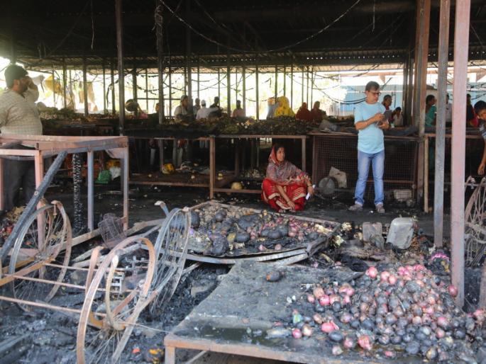 Seeing the black mud of the vegetables charred in the fire Shahaja Sheikh dowry was dismayed | आगीत खाक झालेल्या भाज्यांचा ‘काळा चिखल’ पाहून शहाजा शेख यांचा हुंदका अनावर Seeing the black mud of the vegetables charred in the fire Shahaja Sheikh dowry was dismayed | आगीत खाक झालेल्या भाज्यांचा ‘काळा चिखल’ पाहून शहाजा शेख यांचा हुंदका अनावर