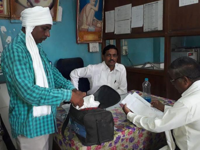 Auctioned at bus stand; Traveler quotes quote | बसस्थानकावर होतो लिलाव; प्रवासी लावतो बोली  Auctioned at bus stand; Traveler quotes quote | बसस्थानकावर होतो लिलाव; प्रवासी लावतो बोली