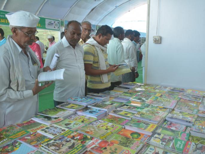 # Khamgaon Krishi Mahotsav: Farmers' rush on various stalls | #खामगाव कृषी महोत्सव : विविध स्टॉलवर शेतकऱ्यांची गर्दी 