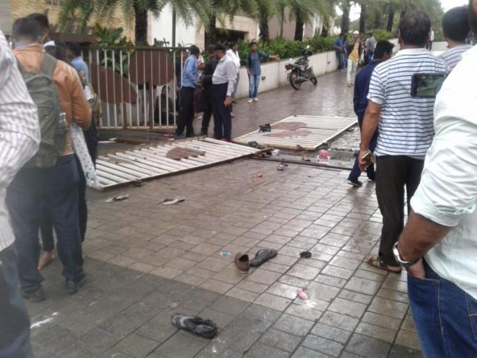 Candidates for Pharmacy registration in Mulund had stampede | मुलुंडमध्ये फार्मसी नोंदणीसाठी आलेल्या उमेदवारांची झाली चेंगराचेंगरी  Candidates for Pharmacy registration in Mulund had stampede | मुलुंडमध्ये फार्मसी नोंदणीसाठी आलेल्या उमेदवारांची झाली चेंगराचेंगरी