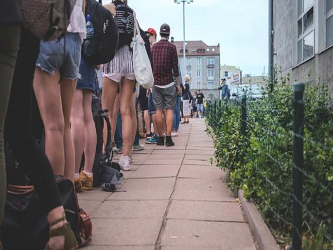 man makes huge money daily standing in queue for rich people in london now oter people are working with him | लाईनमध्ये उभं राहा, भरपूर कमवा; पठ्ठ्यानं शोधलाय अनोखा व्यवसाय, आहे मोठी मागणी man makes huge money daily standing in queue for rich people in london now oter people are working with him | लाईनमध्ये उभं राहा, भरपूर कमवा; पठ्ठ्यानं शोधलाय अनोखा व्यवसाय, आहे मोठी मागणी