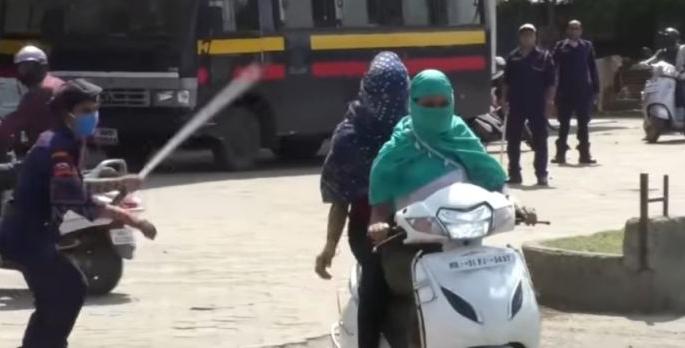 Two stantbaj youg girls in police custody in Nagpur | नागपुरात स्टंटबाजी करणाऱ्या दोन तरुणी पोलिसांच्या ताब्यात Two stantbaj youg girls in police custody in Nagpur | नागपुरात स्टंटबाजी करणाऱ्या दोन तरुणी पोलिसांच्या ताब्यात