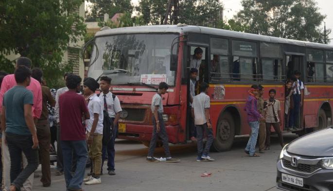 Star Bus Break Fail: A major accident has been avoided | स्टार बसचे ब्रेक फेल : मोठा अपघात टळला Star Bus Break Fail: A major accident has been avoided | स्टार बसचे ब्रेक फेल : मोठा अपघात टळला