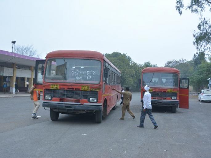 Few buses on the road; The car of the business world did not come on track! | मोजक्याच बस रस्त्यावर; व्यावसायिकांच्या संसाराची गाडी रुळावर येईना!