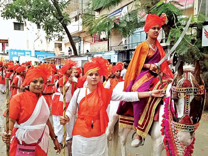 Air rifle and sword of VHP | विहिंपच्या शोभायात्रेत एअर रायफल अन् तलवारी