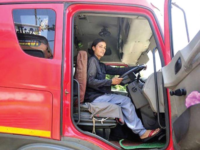 After running the truck, she started the 'world'; Child Engine Engineer | ट्रक चालवून पतीच्या पश्चात 'तिने' सावरला संसार; मुलाला बनविले इंजिनीअर After running the truck, she started the 'world'; Child Engine Engineer | ट्रक चालवून पतीच्या पश्चात 'तिने' सावरला संसार; मुलाला बनविले इंजिनीअर