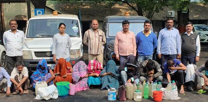 Raids by Excise Department: १३ liquor sellers arrested | उत्पादन शुल्क विभागाकडून छापेमारी : १३ दारू विक्रेते गजाआड Raids by Excise Department: १३ liquor sellers arrested | उत्पादन शुल्क विभागाकडून छापेमारी : १३ दारू विक्रेते गजाआड
