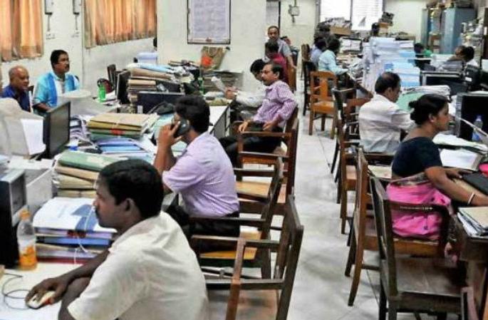 Last Saturday was sweet for government employees | शासकीय कर्मचाऱ्यांसाठी ठरला अखेरचा शनिवार गोड Last Saturday was sweet for government employees | शासकीय कर्मचाऱ्यांसाठी ठरला अखेरचा शनिवार गोड