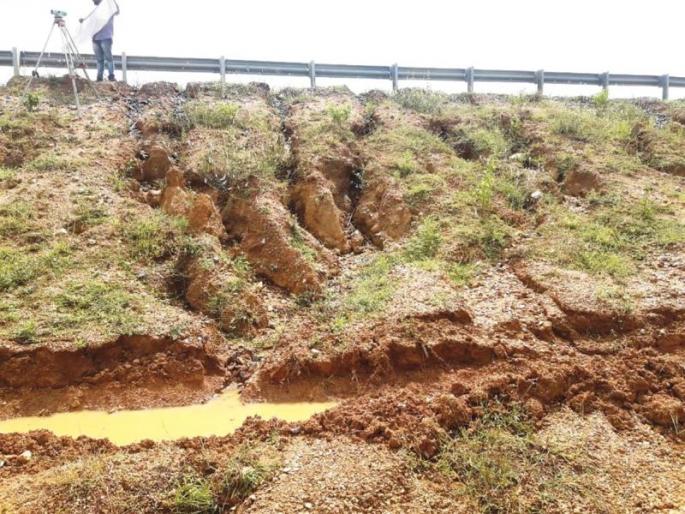 Water is available with roads in drought-hit Maharashtra | दुष्काळग्रस्त महाराष्ट्रात रस्त्यांसह मिळू लागले पाणी Water is available with roads in drought-hit Maharashtra | दुष्काळग्रस्त महाराष्ट्रात रस्त्यांसह मिळू लागले पाणी