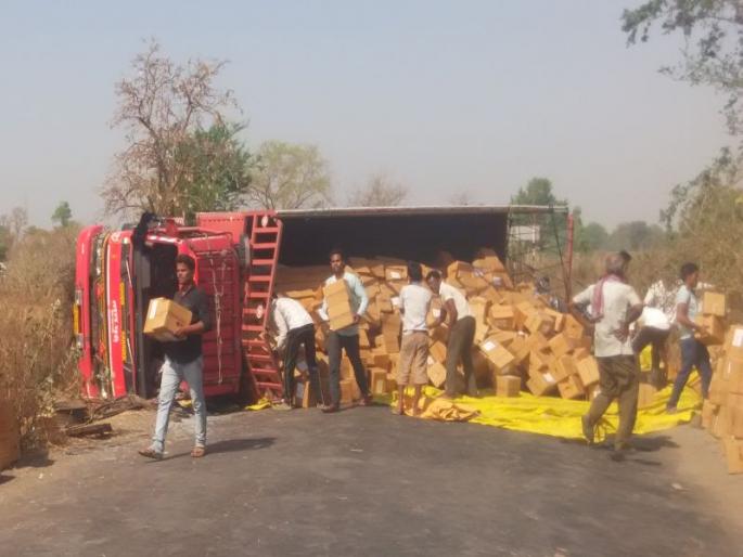 State Highway traffic jam | ब-हाणपूर - अंकलेश्वर राज्यमहामार्गावर ट्रक उलटून वाहतूक ठप्प State Highway traffic jam | ब-हाणपूर - अंकलेश्वर राज्यमहामार्गावर ट्रक उलटून वाहतूक ठप्प