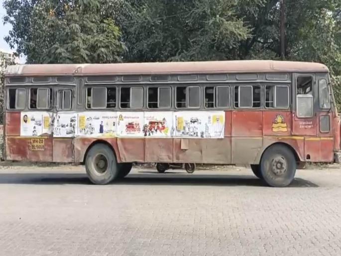 Passengers traveling in broken buses of ST Corporation in Kalyan | प्रवाशांच्या नशीबी मोडकी तोडकी बस; आधारवाडी चौकात बस झाली ब्रेकडाऊन Passengers traveling in broken buses of ST Corporation in Kalyan | प्रवाशांच्या नशीबी मोडकी तोडकी बस; आधारवाडी चौकात बस झाली ब्रेकडाऊन