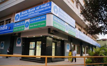 state bank reject loan of farmers son's education of medical in Russia | स्टेट बँकेच्या आडकाठीमुळे रशियात शिकणाऱ्या शेतकरीपुत्राचे हॉल तिकीट अडकले