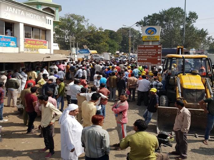 the protest against remove encroachment in the railway station area increased | रेल्वेस्टेशन परिसरातील अतिक्रमण काढण्यास हॉटेल चालकांचा विरोध वाढल्याने कारवाई ठप्प the protest against remove encroachment in the railway station area increased | रेल्वेस्टेशन परिसरातील अतिक्रमण काढण्यास हॉटेल चालकांचा विरोध वाढल्याने कारवाई ठप्प