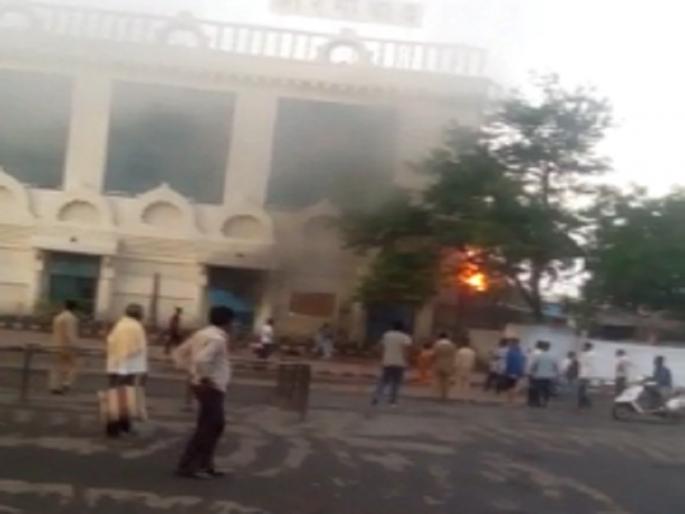 A fireplace of a chapel in the house of a gift house | रेल्वेस्थानकातील उपहार गृहाच्या चिमणीला आग A fireplace of a chapel in the house of a gift house | रेल्वेस्थानकातील उपहार गृहाच्या चिमणीला आग