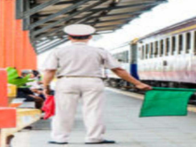 Countrywide hunger strike of station master Indian Railways on August 11 | भारतीय रेल्वेच्या स्टेशन मास्तरांचे ११ आॅगस्टला देशव्यापी उपोषण Countrywide hunger strike of station master Indian Railways on August 11 | भारतीय रेल्वेच्या स्टेशन मास्तरांचे ११ आॅगस्टला देशव्यापी उपोषण