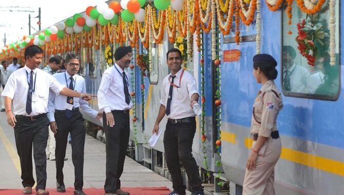 3,000 station masters will get 1 grade pay | Good News; ३२ हजार स्टेशन मास्तरांना ५४०० ग्रेड पे मिळणार