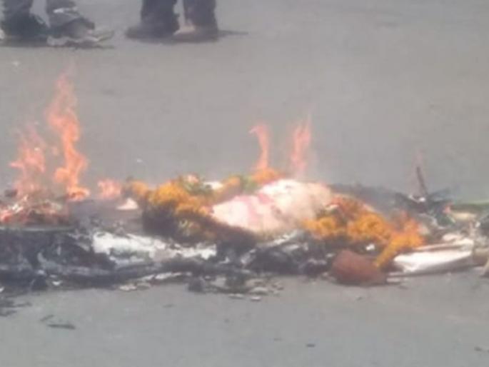 Statue of MLA Anil Gote of the Temple Rescue | धुळे येथे मंदिर बचाव कृती समितीच्यावचीने आमदार अनिल गोटे यांच्या प्रतिकात्मक पुतळ््याची अंत्ययात्रा