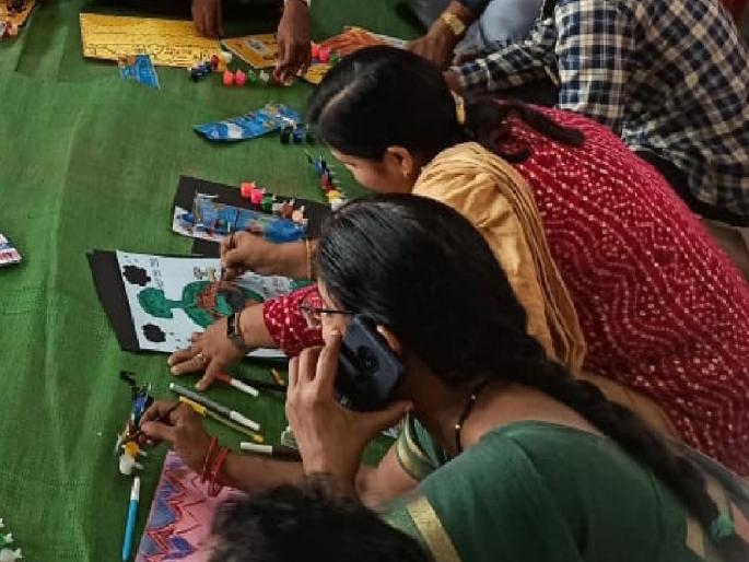 Under the Chief Minister My School, Beautiful Schools competition, this initiative was indirectly enforced by the Education Department | मुख्यमंत्र्यांच्या विक्रमानंतर शिक्षणमंत्री सरसावले, 'मॅसेज'साठी पालकांना मोबाइलसमोर बसवले  