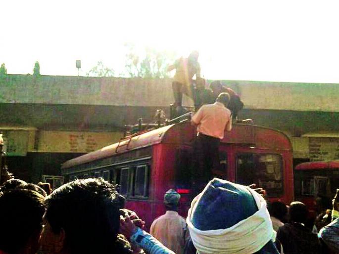 Expatriate bus recruitment collapses; The stranger suffers | बुलडाणा जिल्ह्यातील प्रवासी बस फेर्यांचे नियोजन कोलमडले; प्रवासी त्रस्त Expatriate bus recruitment collapses; The stranger suffers | बुलडाणा जिल्ह्यातील प्रवासी बस फेर्यांचे नियोजन कोलमडले; प्रवासी त्रस्त