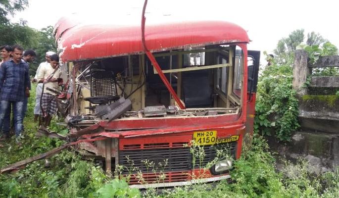 ST bus-truck strikes; 7 passengers injured | एसटी बस-टिप्परची धडक; ७ प्रवासी जखमी ST bus-truck strikes; 7 passengers injured | एसटी बस-टिप्परची धडक; ७ प्रवासी जखमी