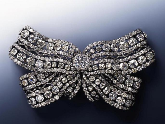 Thieves cut power supply steal jewels in Germany | फिल्मी स्टाइलने झाली इतिहासातील सर्वात मोठी चोरी, प्रदर्शनातून हिऱ्यांरे हार लंपास! Thieves cut power supply steal jewels in Germany | फिल्मी स्टाइलने झाली इतिहासातील सर्वात मोठी चोरी, प्रदर्शनातून हिऱ्यांरे हार लंपास!