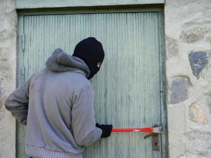 Burglars steal shapewear undergarment worth 2 million | ना गाडी ना दागिने चोरांनी २० लाखांची अजब वस्तू केली लंपास, काय ते वाचून व्हाल अवाक् 