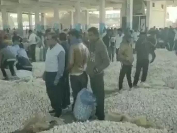 Man Stripped Naked And Thrashed On Suspicion Of Stealing Garlic From A Wholesale Vegetable Market In Mandsaur | लसूण चोरी केल्याच्या आरोपावरून एकाला नग्न करून मारहाण  Man Stripped Naked And Thrashed On Suspicion Of Stealing Garlic From A Wholesale Vegetable Market In Mandsaur | लसूण चोरी केल्याच्या आरोपावरून एकाला नग्न करून मारहाण